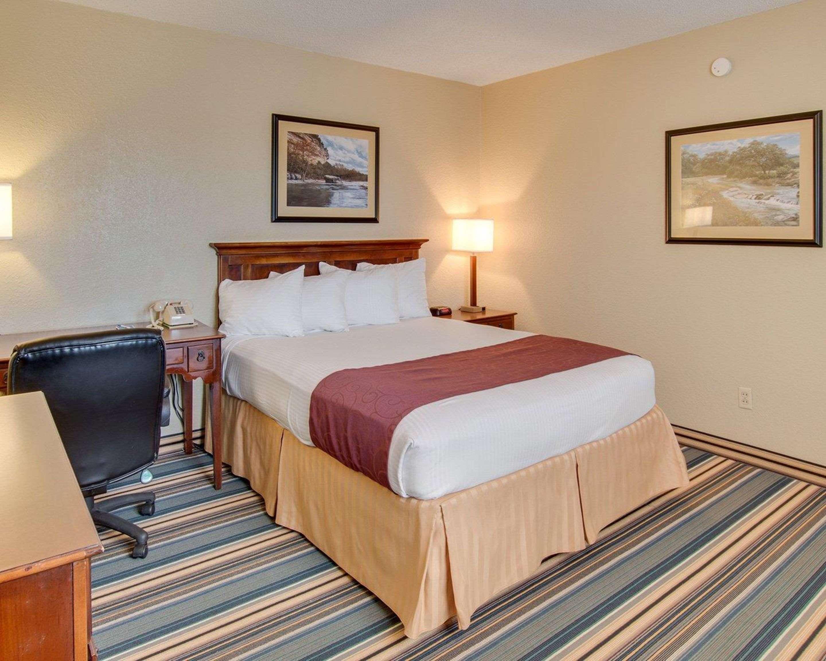 Days Inn By Wyndham Gatesville Экстерьер фото