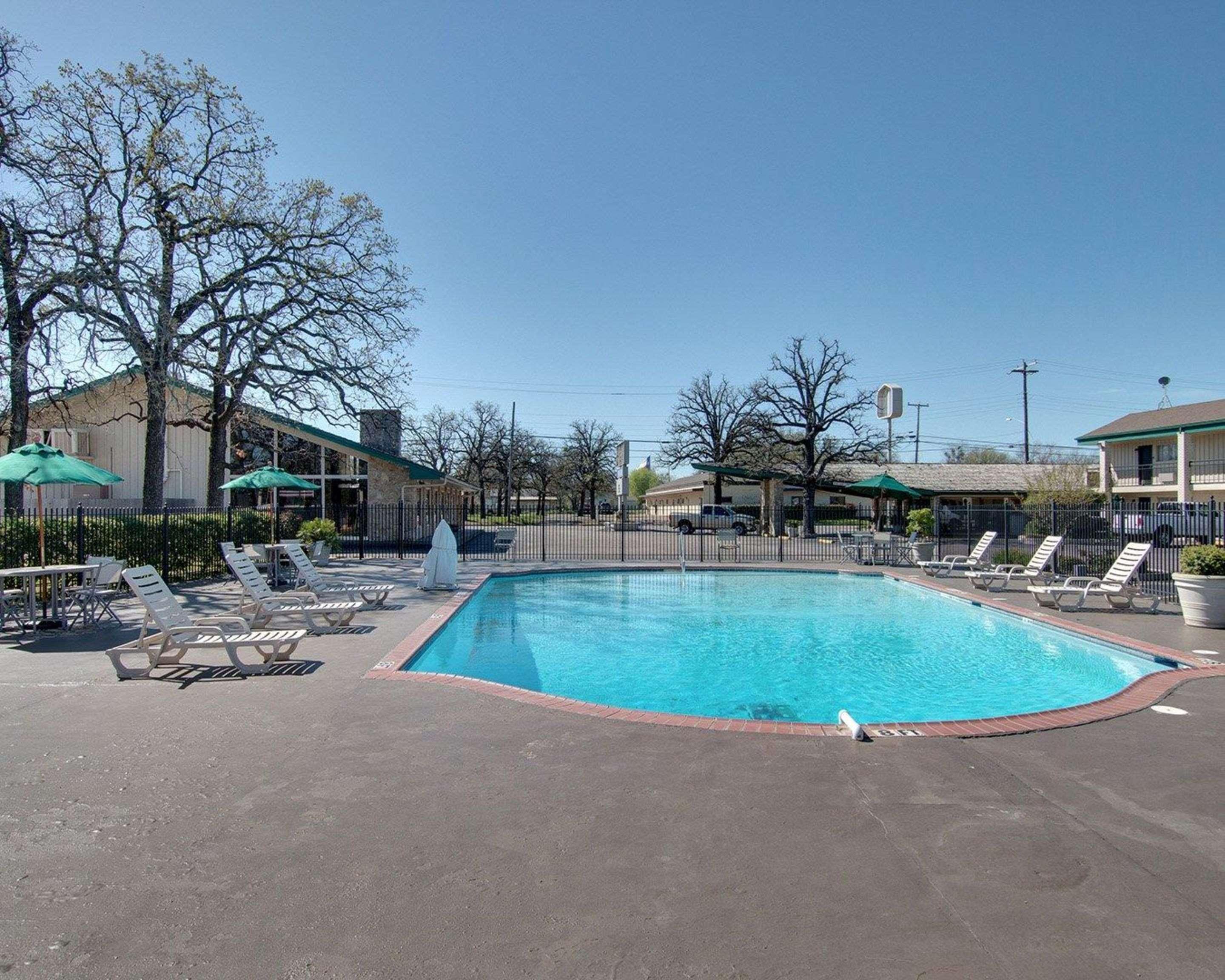 Days Inn By Wyndham Gatesville Экстерьер фото